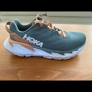 HOKA ONE ONE Elevon 2 Sneakers (Size 7.5)